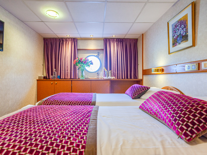 Main Deck 2 Adjustable Twin Beds Cat A